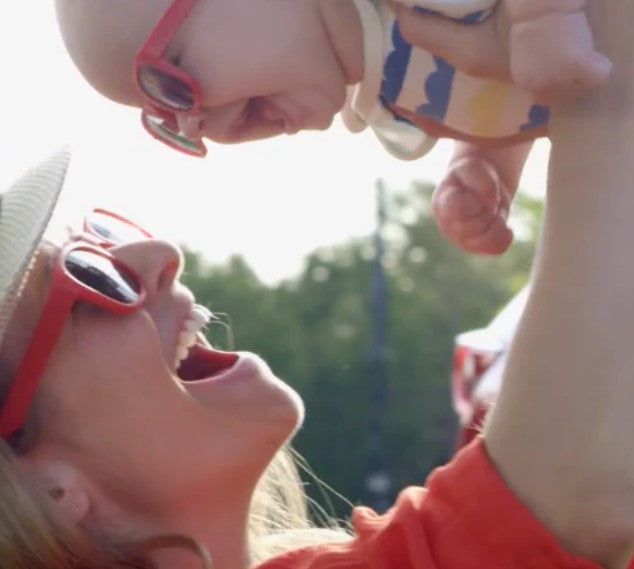 Publicité Mazda : lunettes de soleil Roshambo assorties !