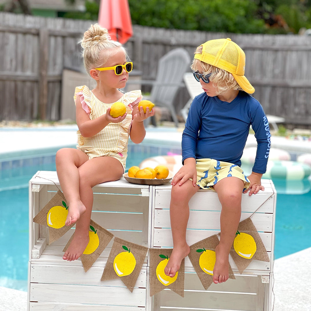RuffleButts Baby Seersucker Rash Guard Bikini avec lunettes de soleil jaunes Roshambo