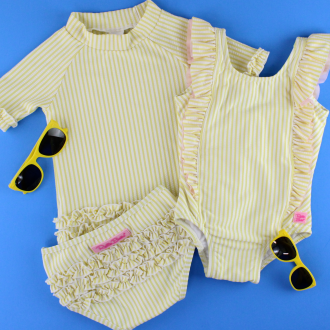 RuffleButts Baby Seersucker Rash Guard Bikini avec lunettes de soleil jaunes Roshambo