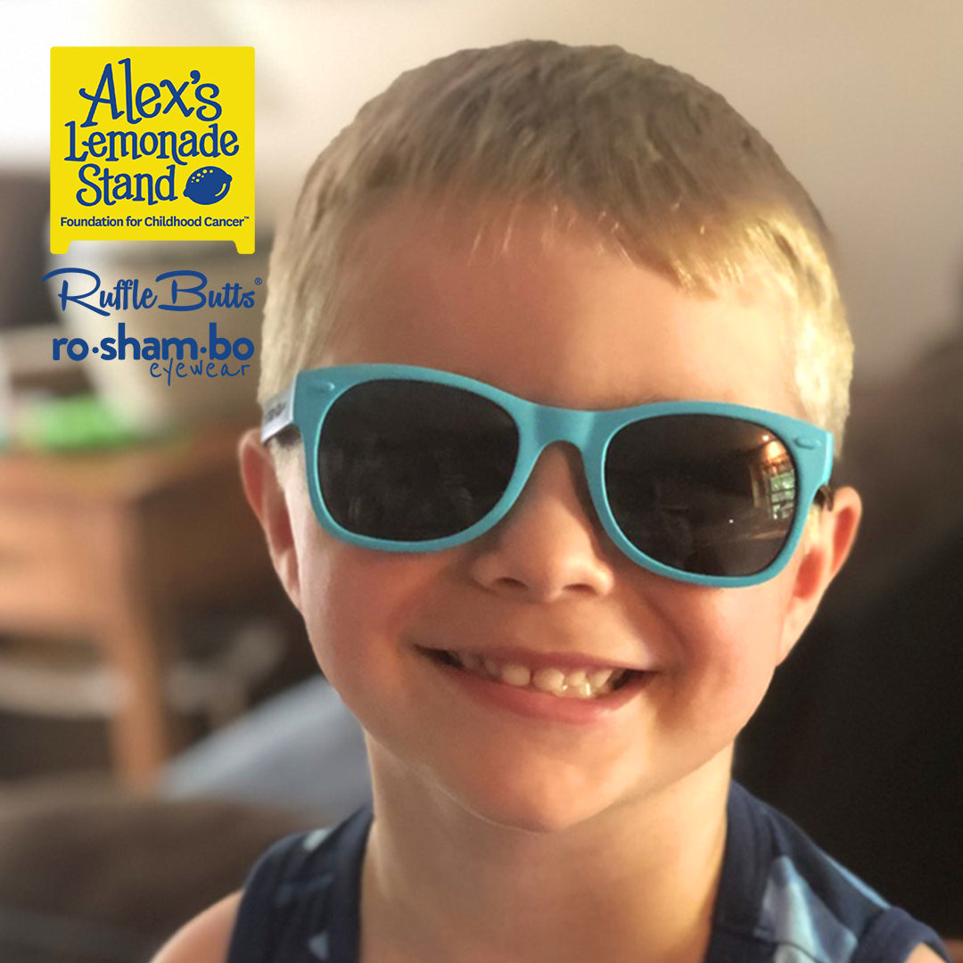 RuggedButts Garçons Maillot de bain et Rash Guard à rayures arc-en-ciel avec lunettes de soleil bleues Roshambo