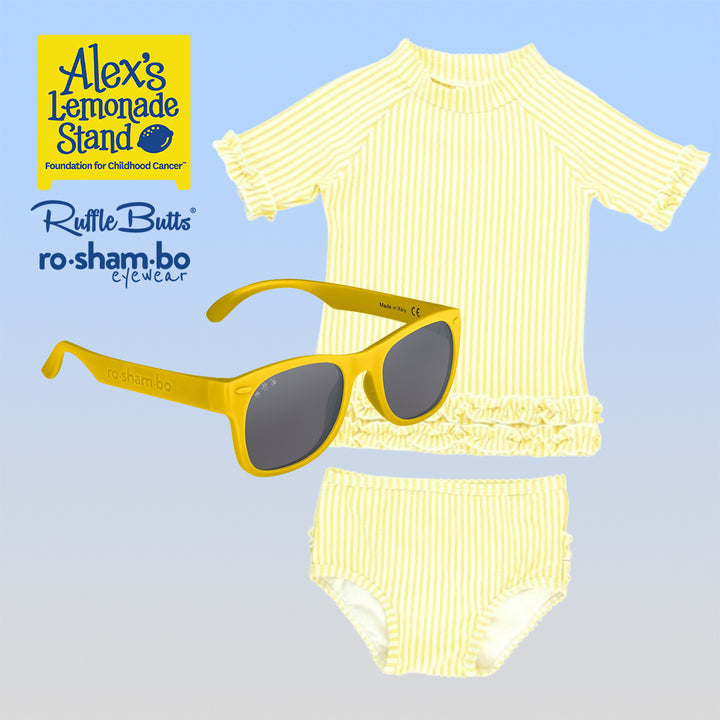 RuffleButts Baby Seersucker Rash Guard Bikini avec lunettes de soleil jaunes Roshambo