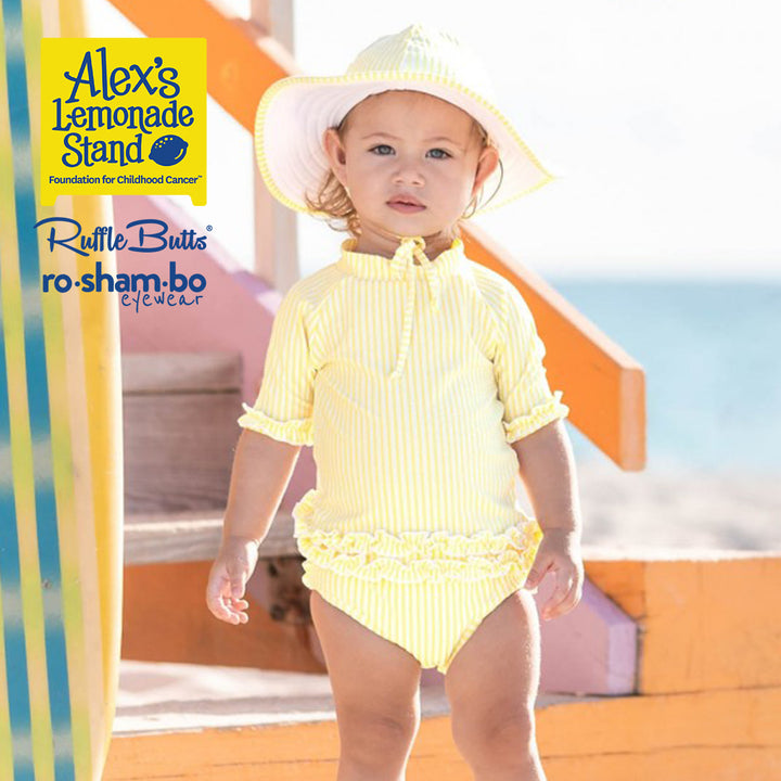 RuffleButts Baby Seersucker Rash Guard Bikini avec lunettes de soleil jaunes Roshambo