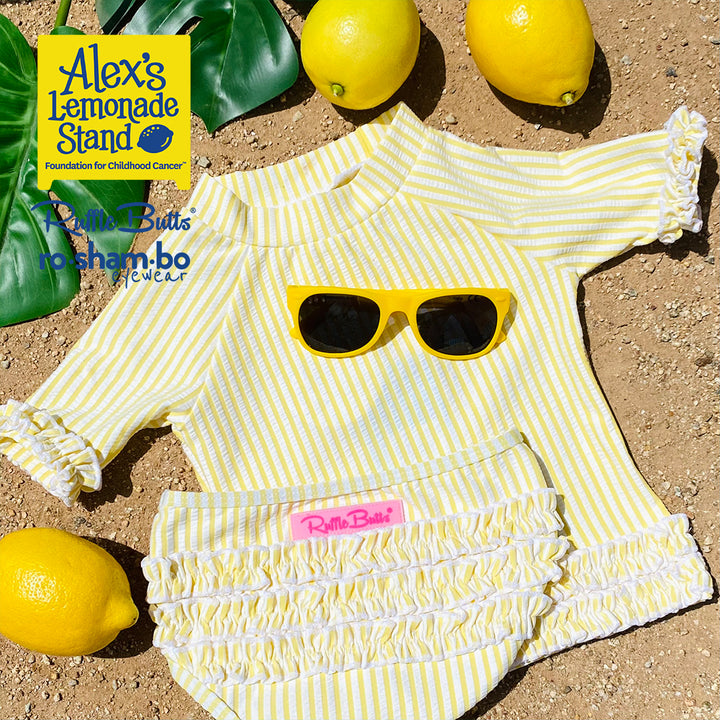 RuffleButts Baby Seersucker Rash Guard Bikini avec lunettes de soleil jaunes Roshambo