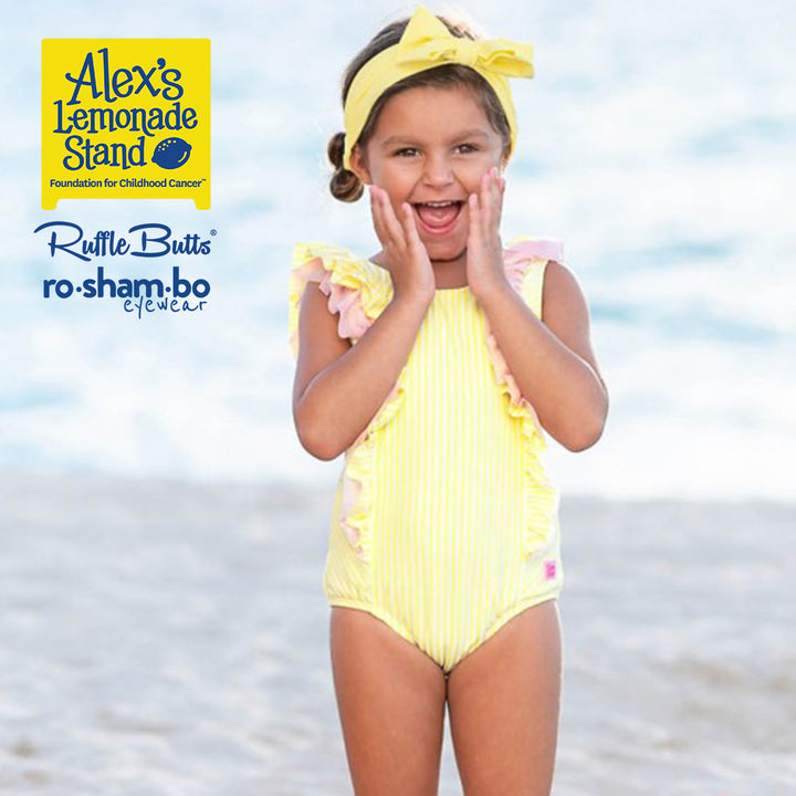 Traje de baño de sirsaca para niño pequeño de RuffleButts con gafas de sol amarillas Roshambo